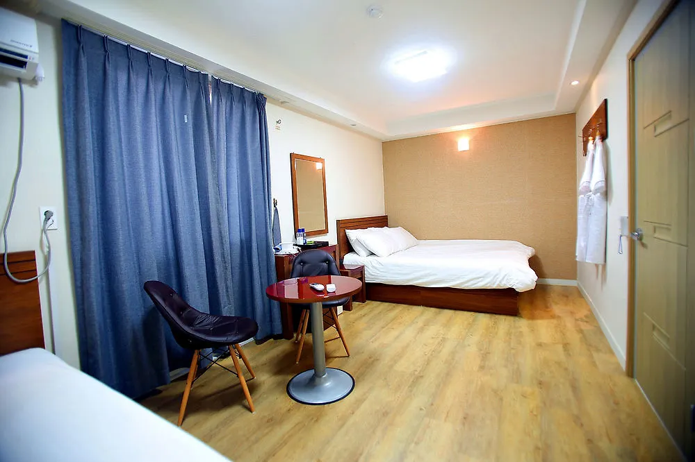 Jeju Jamjari Hotel 2*,